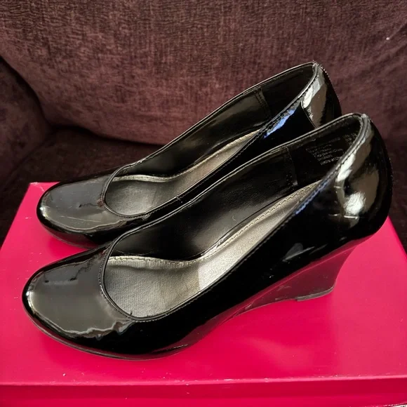 Dexter Black Patent Round-Toe Heels - Picture 3 of 6